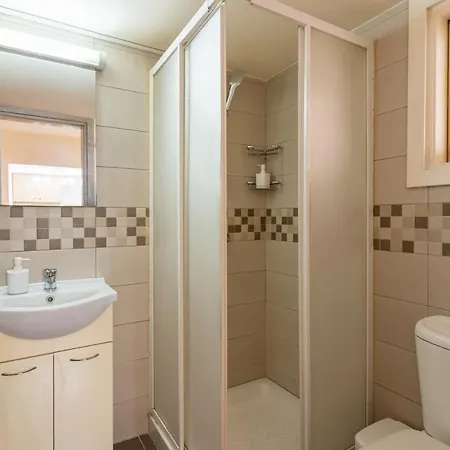 City Cove 1-br Apt In